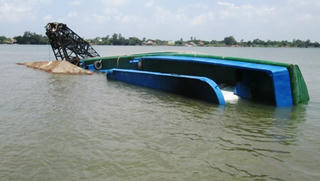 Lật bè trên biển, con tử vong, bố mất tích