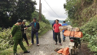 Phát hiện nam thanh niên chở hàng chục con sóc chết