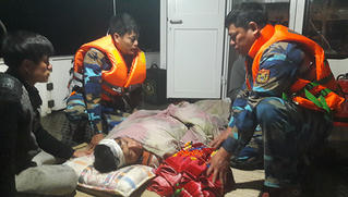 Cứu thuyền viên bất tỉnh khi đánh cá trên biển