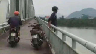 Tìm thi thể thanh niên bỏ xe lại trên cầu Bến Thủy nhảy xuống sông Lam