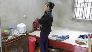 Khởi tố tạm giam người chồng hắt nước sôi khiến vợ bỏng 30% vì không nhường phần ốc