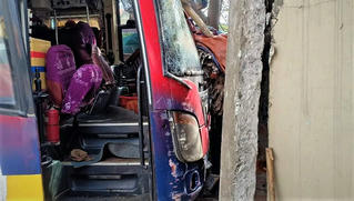 15 hành khách hú vía khi xe tránh trâu trên Quốc lộ lao vào nhà dân