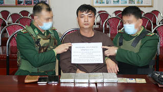 Bắt đối tượng chuyển 4 bánh heroin vào miền Nam