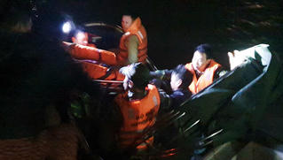 Xuyên đêm vượt biển cấp cứu thuyền viên bị nạn