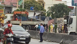 Ô tô tải đâm sập 3 ngôi nhà, tường đổ bên giường ngủ