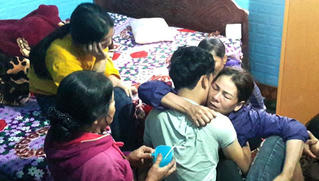 Vụ 2 lao động mất tích trên tàu cá cháy ở Hàn Quốc: Người thân khóc ròng ngóng tin nạn nhân