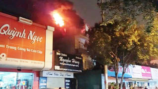 Tiệm giặt là bùng cháy dữ dội trong đêm cả khu phố hoảng loạn
