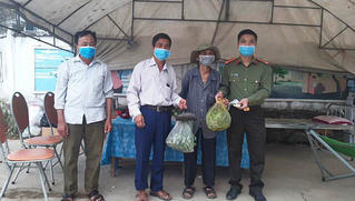 Xúc động cảnh người dân Hà Tĩnh 'tiếp tế' phòng chống dịch Covid-19