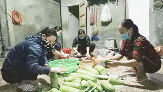 Ba người phụ nữ âm thầm nấu hàng trăm suất cơm cho người cách ly