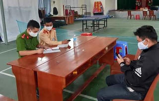 Người đàn ông đưa 5 lít rượu làm “quà quê” vào khu cách ly