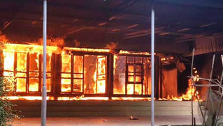 Lửa thiêu rụi ngôi nhà người phụ nữ nghèo