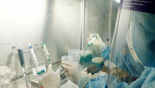 Hà Tĩnh và Nghệ An xét nghiệm Covid-19 bằng máy đi mượn