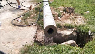 Một công nhân tử vong khi cột điện bất ngờ bật gốc, đổ sập 