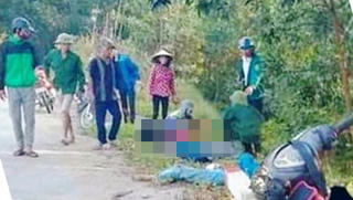 Xe máy chở 4 đâm vào cột mốc, 2 nữ sinh tử vong