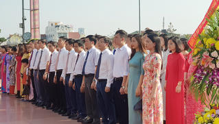 Sở Tư pháp Nghệ An dâng hoa báo công mừng 130 năm ngày sinh Chủ tịch Hồ Chí Minh.