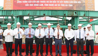 Hợp long cầu Cửa Hội bắc qua sông Lam chào mừng đại hội Đảng bộ Nghệ An và Hà Tĩnh