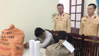 Phát hiện nhóm học sinh đang đi giao 28kg pháo nổ tự cuốn