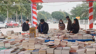 Hơn 10.000 cuốn sách nửa giá hút khách tại Nghệ An