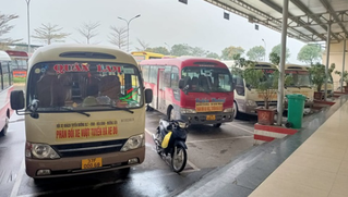 Hàng loạt xe khách “bãi bến”, treo băng phản đối xe dù “cướp” khách