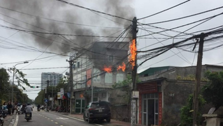 Cột điện cháy như đuốc, người dân hú vía