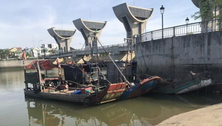 Bé gái đuối nước sau khi sảy chân ở bến neo đậu tàu cá