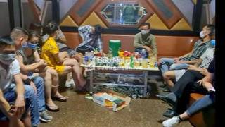 13 khách và chủ quán karaoke bị phạt vì vi phạm phòng chống dịch COVID-19