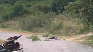 Phát hiện thi thể người đàn ông gục chết bên đường, trên cổ có nhiều vết cứa