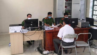 Chủ sân bóng tổ chức đá bóng cho hơn 20 người giữa mùa dịch