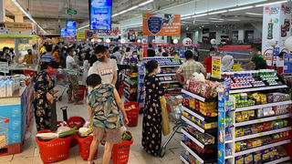 Người dân đổ xô tích trữ thực phẩm trước giờ TP Vinh thực hiện “ai ở đâu ở yên đó”