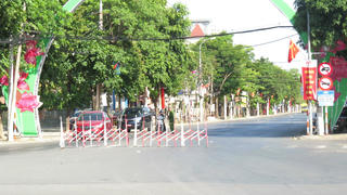 Thành phố Vinh vắng bóng người ngày đầu siết chặt “ai ở đâu ở yên đó”