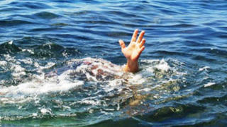 Bé 2 tuổi đuối nước tử vong dưới mương trước nhà