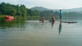 Ngồi chơi trên nhà bè 9 người bị lật rơi xuống nước, 2 người đuối nước
