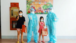 Tết Trung thu của 'F0 nhí' tại Bệnh viện Dã chiến số 4 Nghệ An
