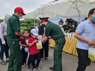 Tặng quà cho du khách đến thăm Lăng Bác dịp 19-5