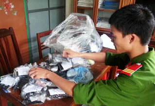 60 cảnh sát đột nhập sới gà, bắt 94 con bạc đang sát phạt