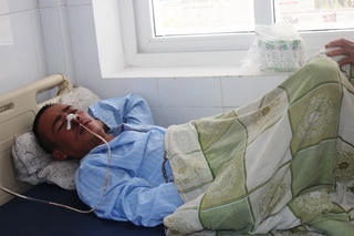 Nhậu về bị cự cãi leo lẻo, chồng hắt xăng đốt vợ