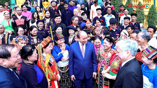 Radio blog: Bản tin tổng hợp sáng ngày 20/04 - Chủ tịch nước Nguyễn Xuân Phúc gặp mặt Đoàn đại biểu gồm 92 già làng, trưởng bản, nghệ nhân người dân tộc thiểu số