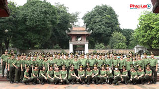 Kỷ niệm 64 năm Ngày truyền thống lực lượng An ninh chính trị nội bộ: Cán bộ, chiến sĩ Công an thành phố Hà Nội dâng hương tại khu di tích Văn Miếu Quốc Tử Giám