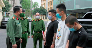Hà Nam: Công an bắt nhóm đối tượng quen nhau qua Facebook rủ nhau đi “cướp giật tài sản”