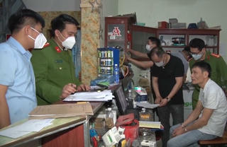 Phá tụ điểm mại dâm trá hình trong quán karaoke ở Hà Nam