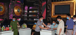 Bắt giữ 14 đối tượng "bay lắc" trong quán Karaoke