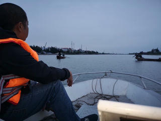 Tìm thấy thi thể nam thanh niên nhảy cầu Lạc Quần tự tử