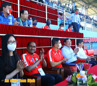Chủ tịch Quốc hội Singapore trực tiếp theo dõi SEA Games tại Nam Định