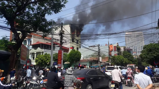 Nỗ lực cứu 5 người mắc kẹt trong đám cháy tại cửa hàng tạp hóa