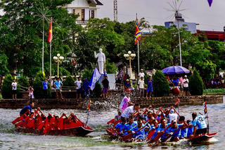 Lễ hội bơi chải Đền Xám thu hút đông đảo người dân Nam Định