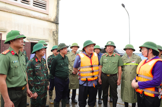 Phó Thủ tướng Thường trực Chính phủ Nguyễn Hòa Bình thị sát, kiểm tra công tác phòng chống lụt bão tại tỉnh Hà Nam