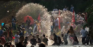 Phong Thổ (Lai Châu) tổ chức “Lễ hội té nước” lớn nhất Việt Nam