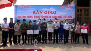 Bàn giao 10 công trình xóa nhà ở xuống cấp cho người dân thị trấn Tằng Loỏng
