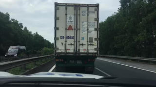 Xe container ngang ngược chặn đường đoàn xe ưu tiên