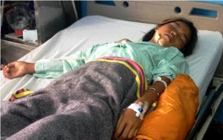 Gặp bom bi tưởng hòn đá, bé gái 11 tuổi nguy kịch